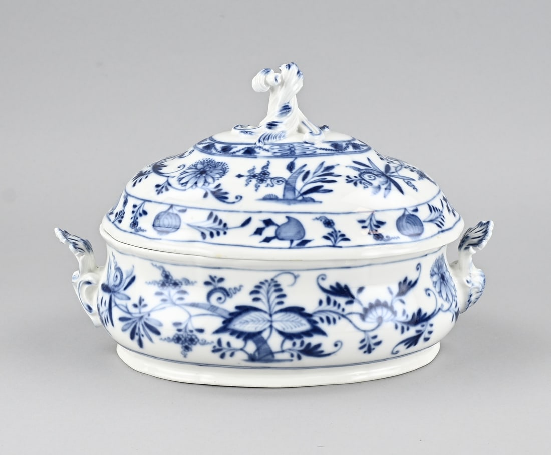Meissen lidded bowl: German Meissen lidded dish with Zwiebelmuster decoration. Mid 20th century. Dimensions: 20 x 28 x 18 cm. One chip. In fair/good condition.