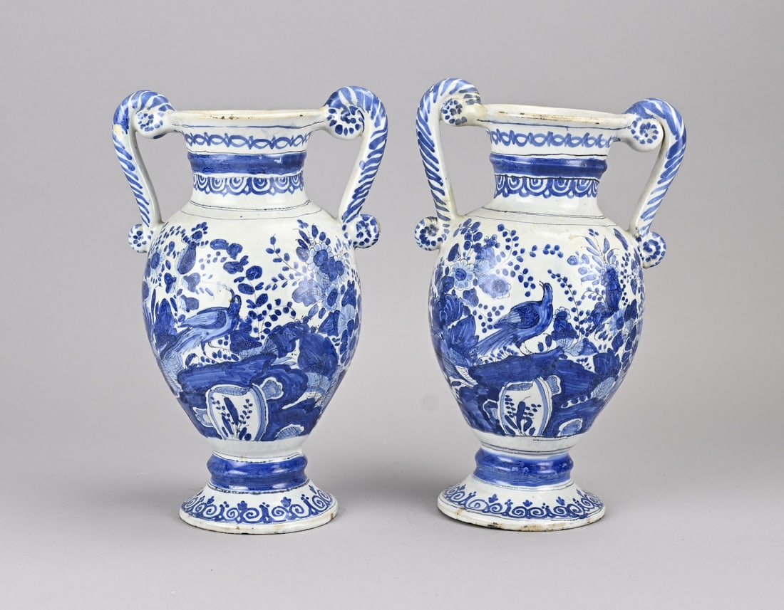 2x German or Delft ear vase, H 26.5 cm.: Two rare 18th-century Delft or German faience ear vases with chinoiserie decoration + base mark K. Dimensions: H 26.5 cm. In good condition.