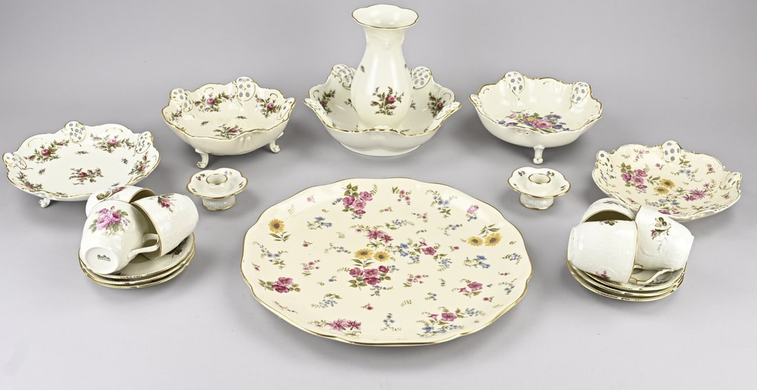 Lot Rosenthal porcelain: 21-piece German Rosenthal porcelain dinner service with Moosrose decoration. Second half of the 20th century. Possible chip. In good condition.