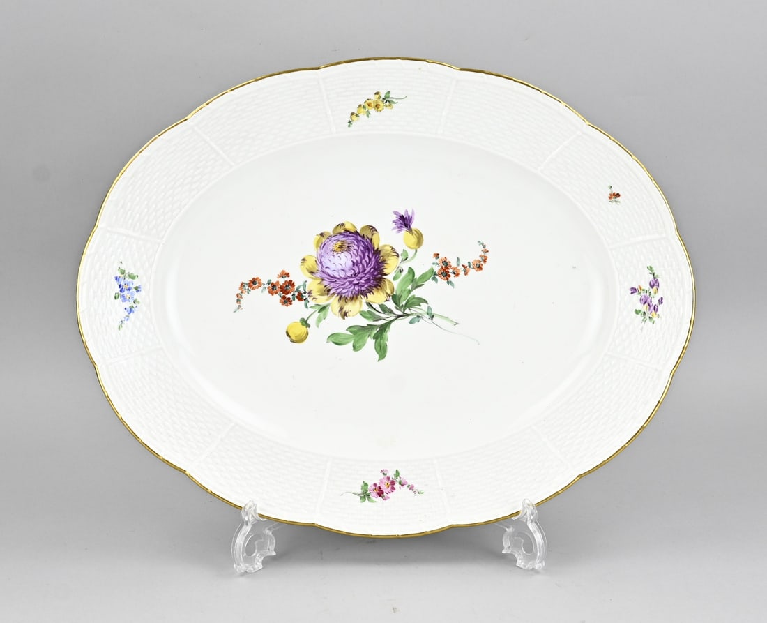 Large Meissen bowl, 44.5 x 35 cm.: Large German Meissen porcelain bowl with hand-painted floral and gold decoration. Second half of the 20th century. Dimensions: 44.5 x 35 cm. In good condition.