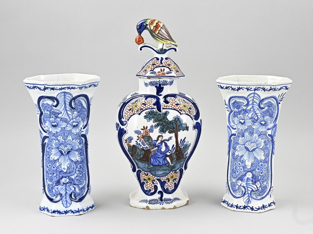 3x Delft vase, H 23 - 35 cm.: Three antique Delft faience vases with base mark. 18th - 19th century. Dimensions: H 23 - 35 cm. In good condition.