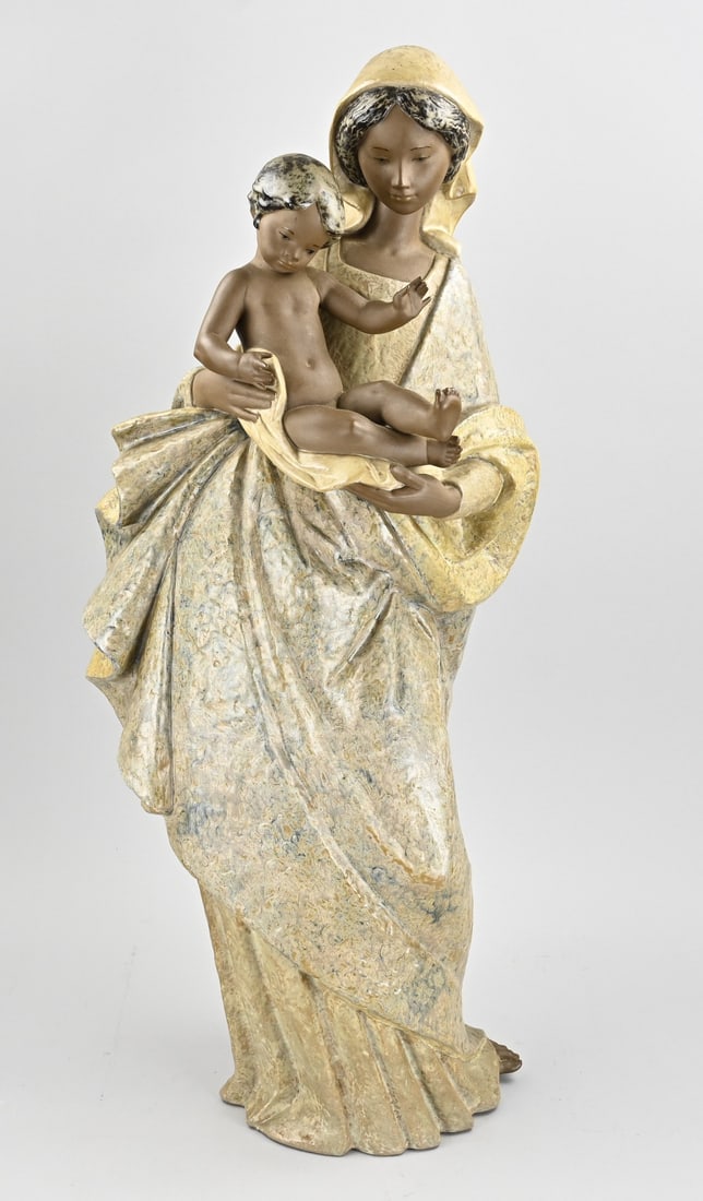 Large Lladro statue, Mary with child (1 of 2)