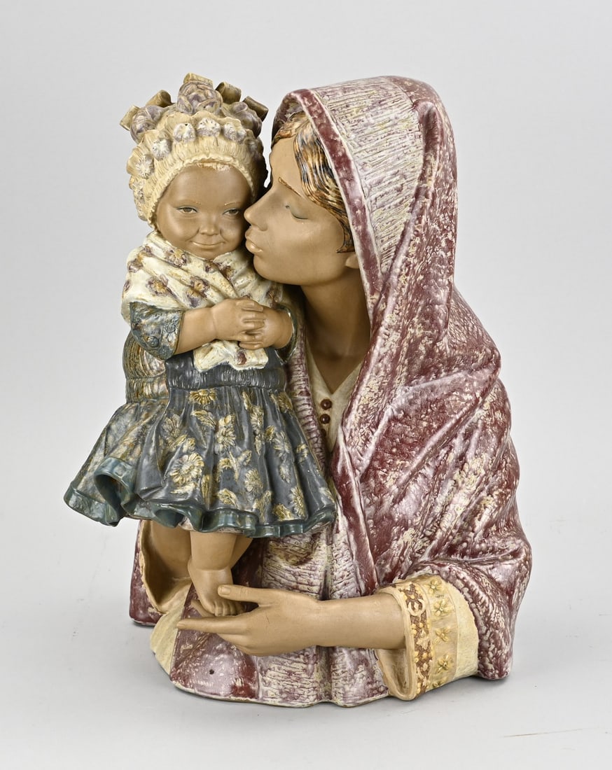 Large Lladro bust, Mother with child: Spanish porcelain Lladro bust, mother with child. Number 47. Vatala Juana Devis. Dimensions: H 40 cm. In good condition.