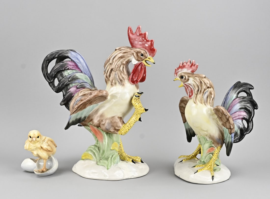 3x Italian majolica statue: Three Italian majolica figures. 2x Rooster + 1x chick. Hairline crack in one base. Dimensions: 11 x 34 cm. In fair/good condition.