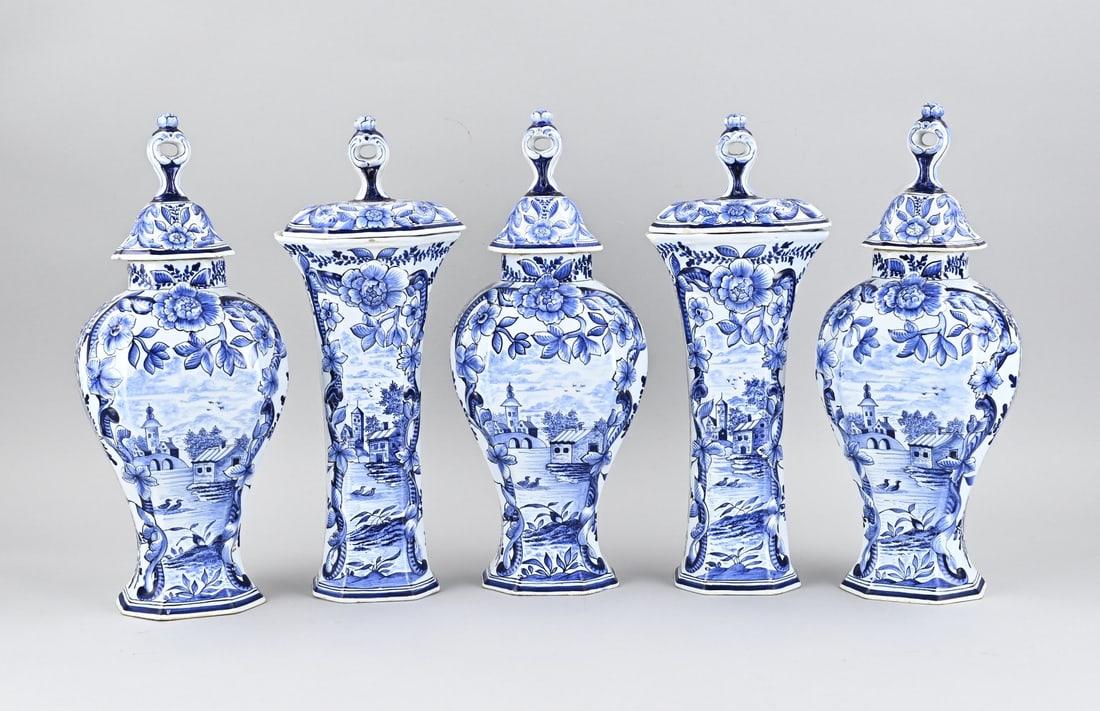 5-piece Delft cabinet set with lids, H 36 - 38 cm.: Antique five-piece Delft faience cabinet set with lids. Dimensions: H 36 - 38 cm. In good condition.