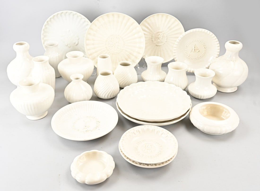 Lot of porcelain (various): Large lot of approximately 24 pieces of Delft White pottery from De Porceleyne Fles. Including vases and bowls. First half of the 20th century. Dimensions: 3 x 21 cm. In good condition.