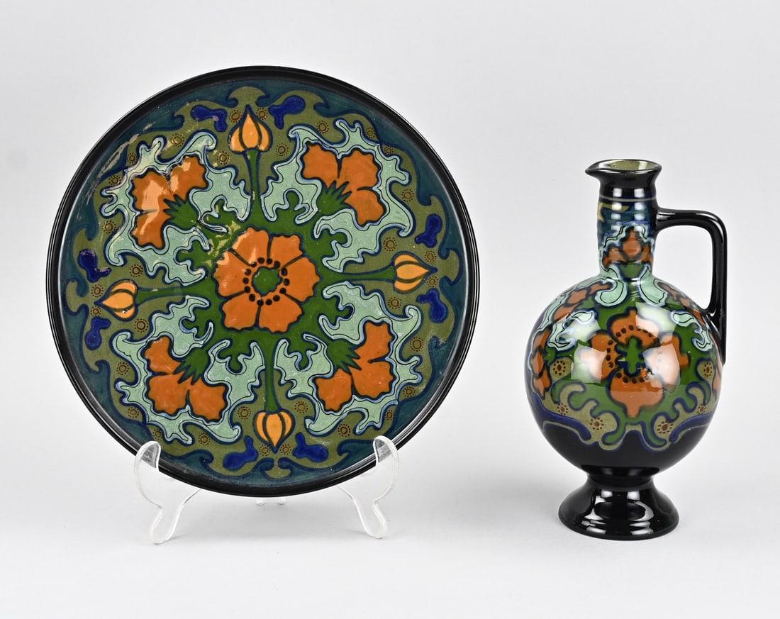 Gouda tablet + jug, carafe *: Antique Dutch polychrome Gouda earthenware decanter + tray. Circa 1910. Decoration: poppy. Dimensions: 23 x 25.5 cm. In good condition.