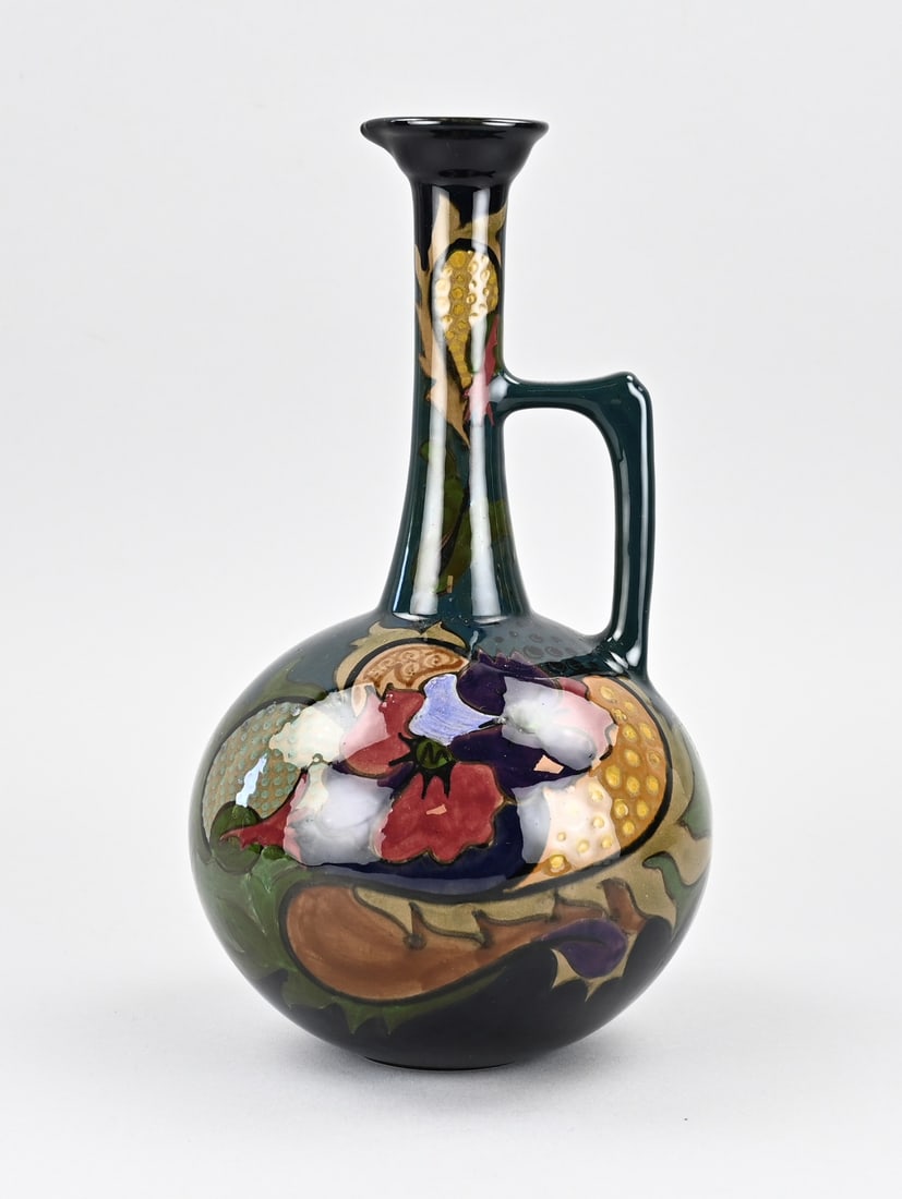 Earthenware jug, 1900: Antique Dutch polychrome earthenware jug with floral decoration. Gouda. Circa 1900. Dimensions: H 32 cm. In good condition.