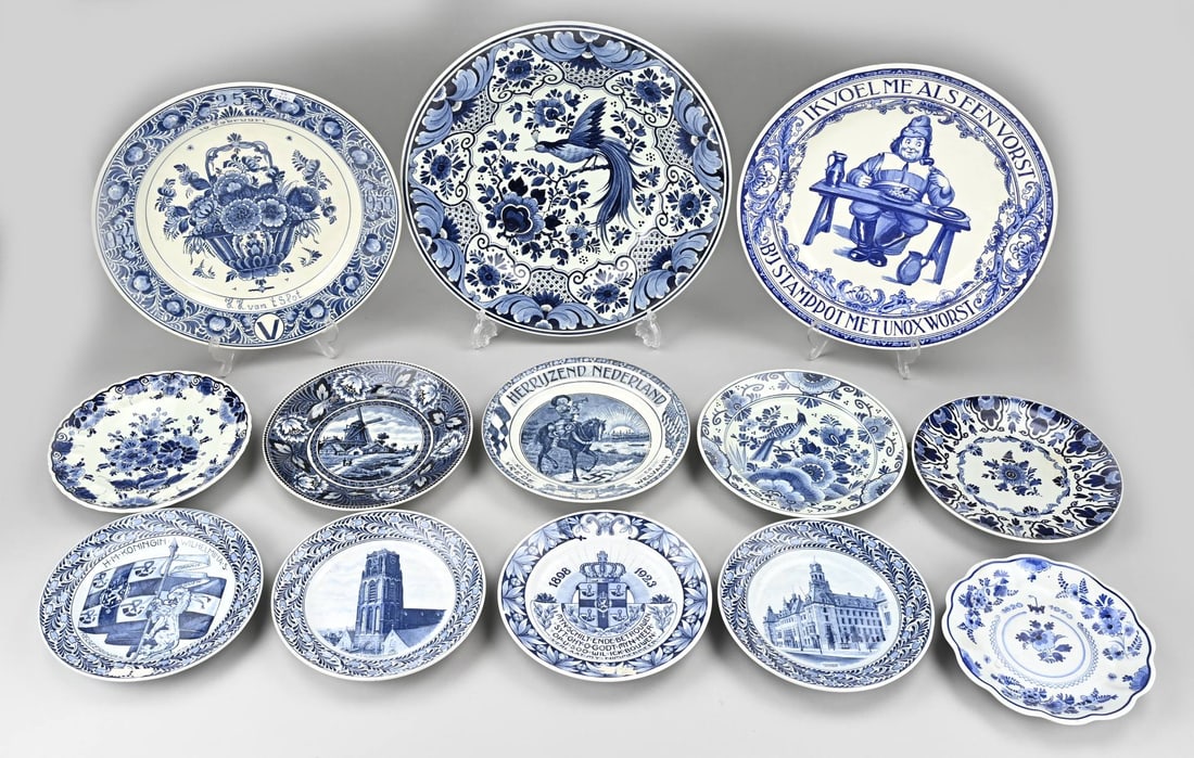Lot of plates (Delft) (14x): Large lot of Delft faience plates. Quantity: 14 pieces. 20th century. Including; Porceleyne Fles, Petrus Regout, Regina, et cetera. Dimensions: 19 x 37 cm. In good condition.