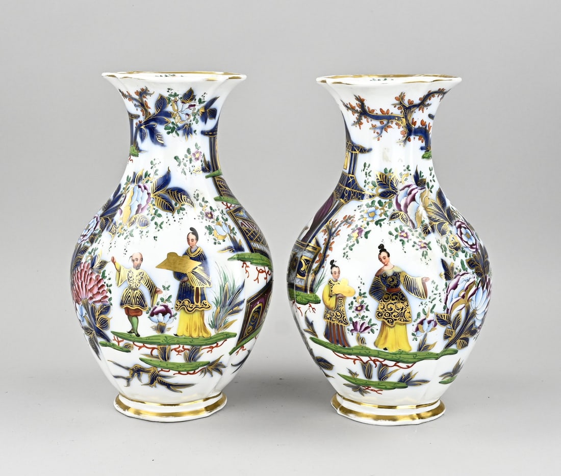 2x English vase, H 29.5 cm.: Two antique English porcelain vases. With chinoiserie and gold decoration. With blind mark. Dimensions: H 29.5 cm. In good condition.