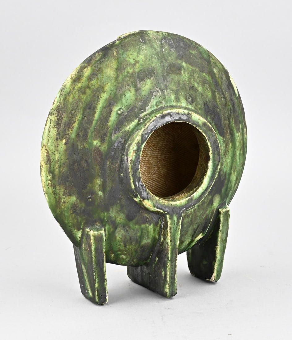 Space Age spaceship: 1950s Ceramic Space Age spaceship with green glaze. Unique piece. Unsigned. Dimensions: 10 x 24 x 21.5 cm. In good condition.