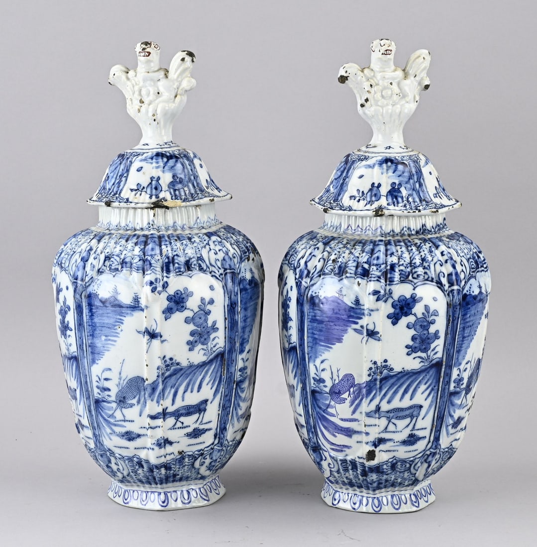 Two Delft lidded vases, H 42 cm.: Two rare 18th-century Delft faience lidded vases with chinoiserie decoration. Base mark ITD. Dimensions: H 42 cm. In good condition.