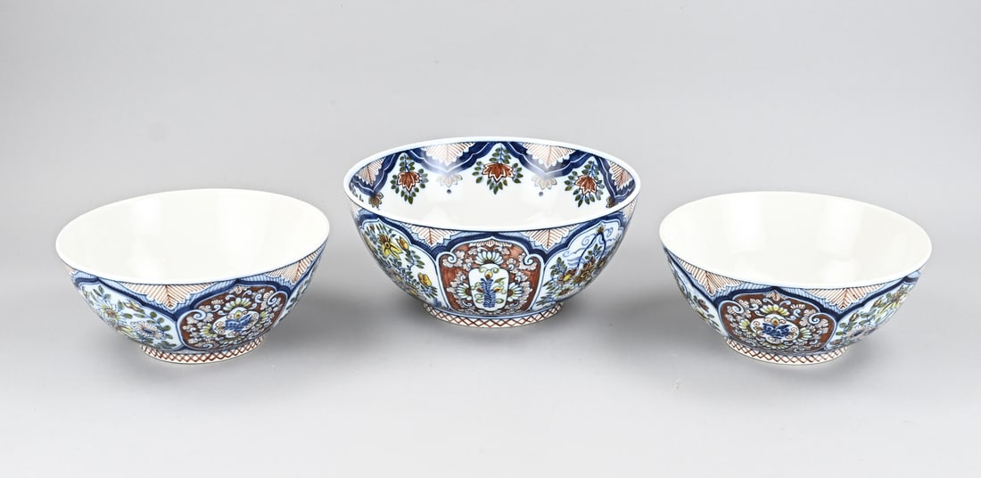 3x Makkumer bowl Ø 23 - 26.5 cm.: Three old Dutch polychrome Makkum faience bowls. 20th century. Dimensions: Ø 23 - 26.5 cm. In good condition.
