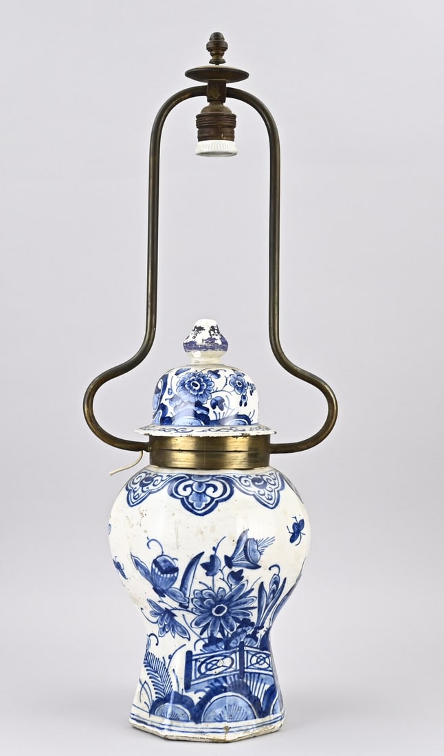 Delft vase lamp, H 62 cm.: Antique Delft vase lamp, made from an 18th-century octagonal faience lidded vase with chinoiserie decoration. Dimensions: H 62 cm. In good condition.