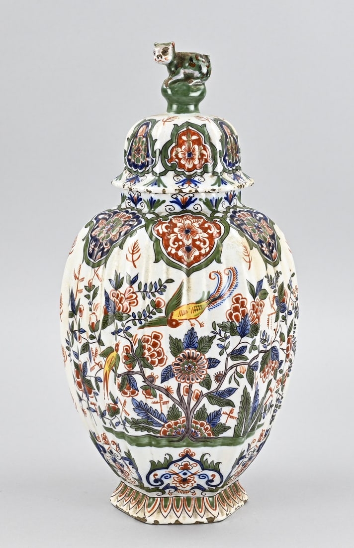 Delft lidded vase, H 37 cm.: Antique Delft polychrome faience lidded vase with chinoiserie decoration. Hexagonal. Base mark. Dimensions: H 37 cm. In good condition.