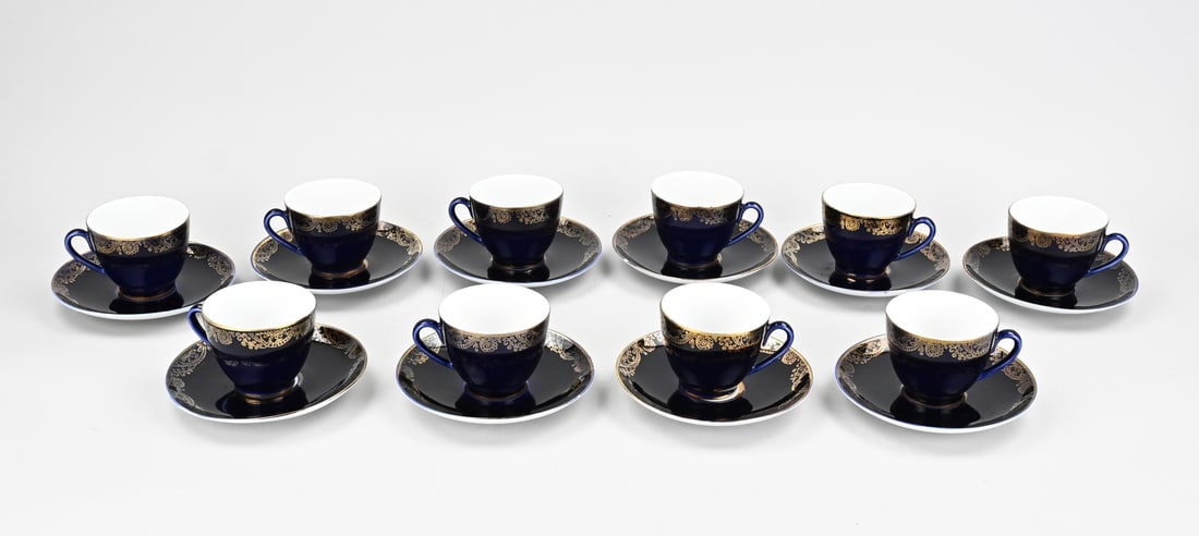 Lot Cup + saucers (Russia): 10x Russian porcelain cups and saucers. Lomonosov. Second half of the 20th century. Cobalt blue and gold decoration. Dimensions: 9 x Ø 12 cm. Minimal chip. In good condition.