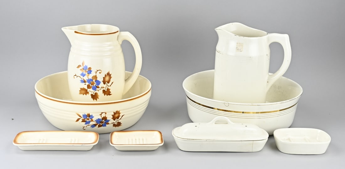 2x Washbasin set: Two antique ceramic washbasin sets. 1 x 3-piece. 1 x 4-piece. Circa 1900. Dimensions: 14 x 26 cm. Minimal damage possible. In fair/good condition.