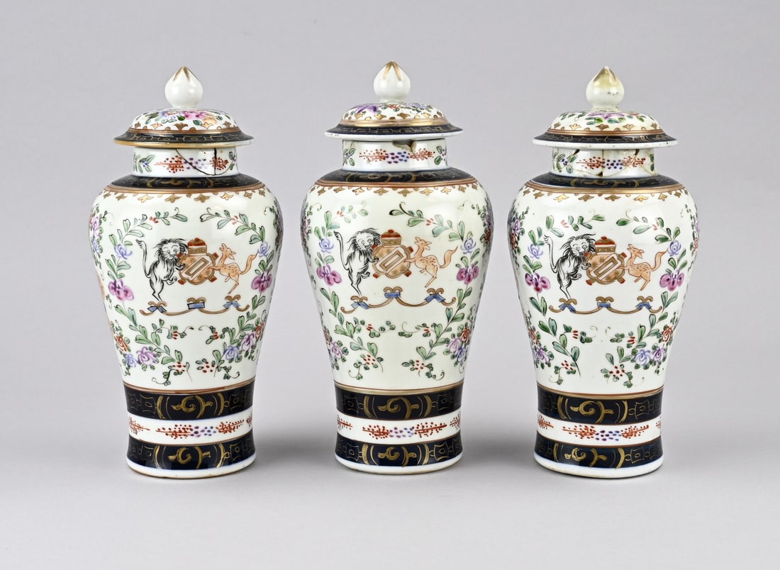3-piece Samson lidded vase set, H 25 cm.: Three-piece Samson Familie Rose porcelain lidded vase set with floral/gold/coat of arms decoration. Dimensions: H 25 cm. Damaged. In fair condition.