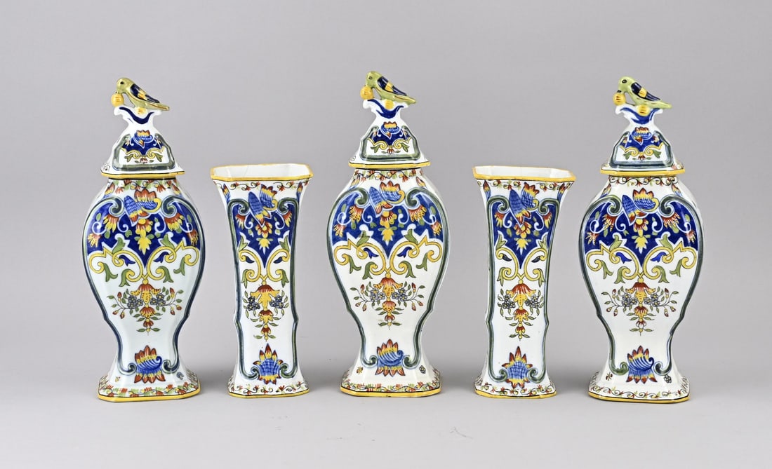 5-piece cabinet set, H 20 - 30 cm.: Five-piece Delft faience cabinet set with hand-painted floral decoration. Holland. Dimensions: H 20 x 30 cm. In good condition.