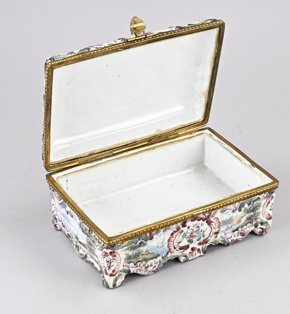 Porcelain lidded box - 2