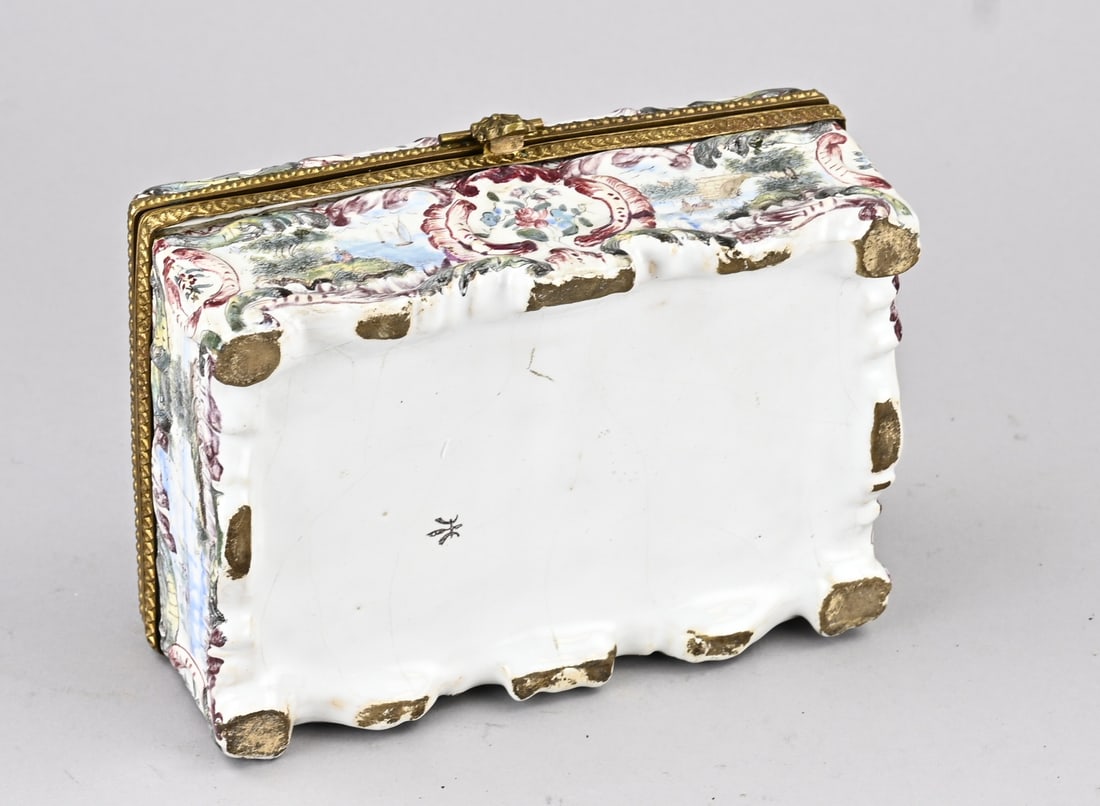 Porcelain lidded box - 3