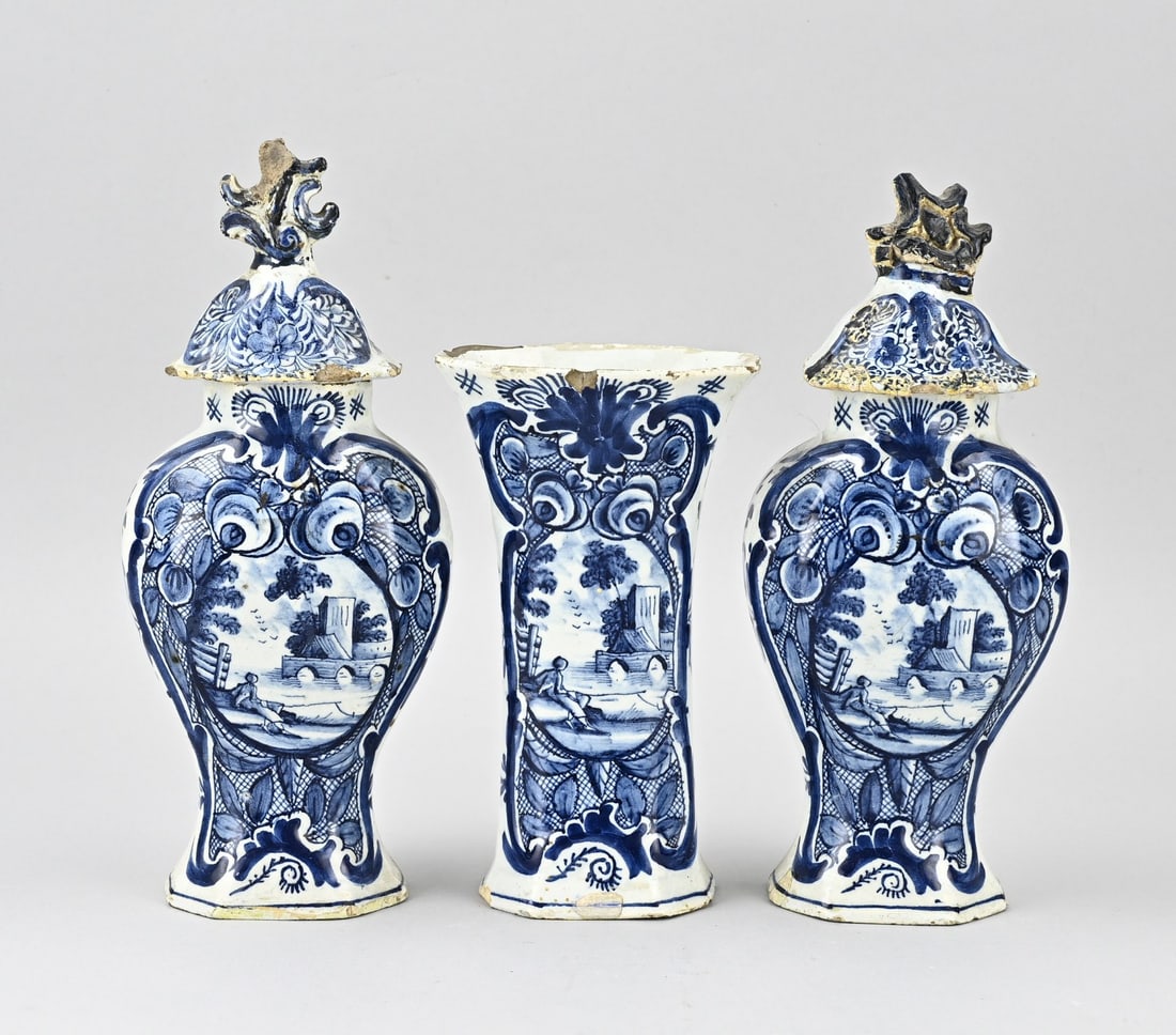 3-piece Delft cabinet set: Three-piece, 18th-century Delft faience cabinet set with figure in landscape decoration. Through washbasin. Damaged. Dimensions: H 19 - 28 cm. In fair/good condition.