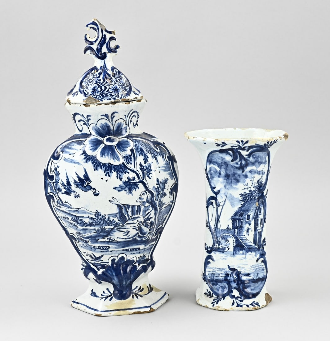 2x Delft vase, H 20 - 33 cm.: Two 18th-century Delft faience vases. Base mark B:P + De Bijl. Dimensions: H 20 - 33 cm. Chips. In reasonable condition.