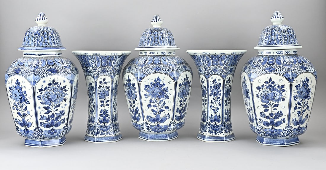 5-piece Delft cabinet set, H 34 - 45 cm.: Large five-piece antique Delft faience cabinet set with floral decoration. Octagonal. 20th century. Dimensions: H 34 - 45 cm. In good condition.