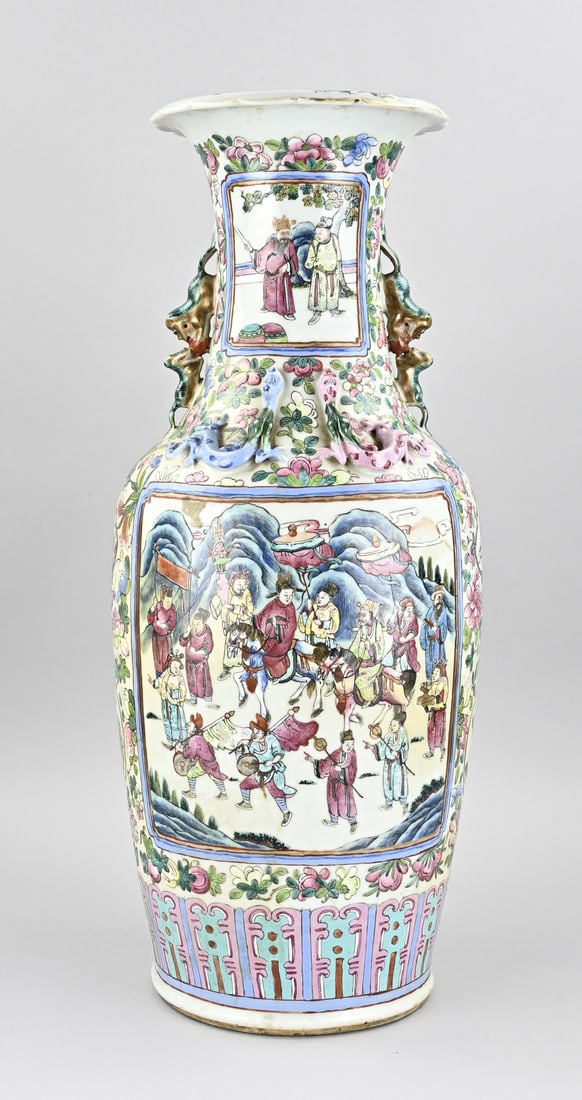 Large Chinese vase, H 61 cm.: Large, antique, Chinese porcelain Cantonese Rose Family vase with figures/floral decoration. Older restoration. Dimensions: H 61 cm. In fair condition.