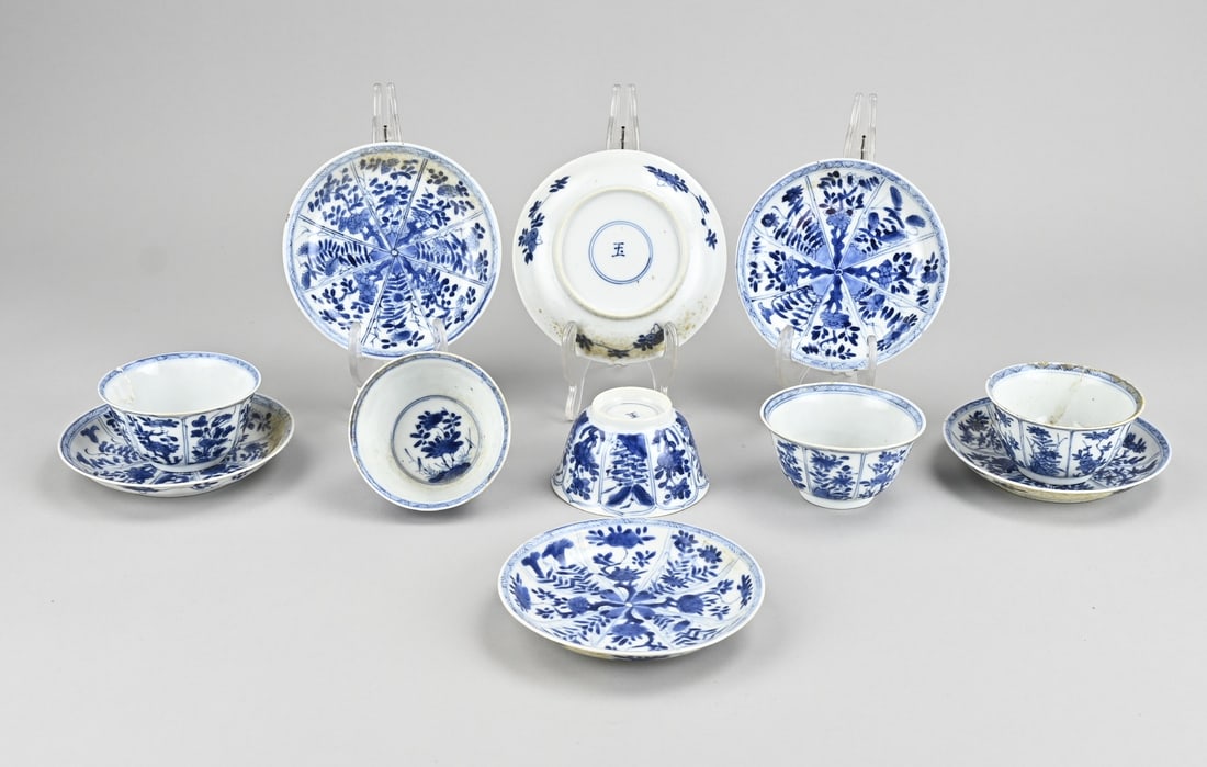 Set of 5 Chinese cups + saucers: Set of five 18th-century Chinese porcelain Kang Xi cups and saucers. Floral decoration. Base mark. Three cups in good condition, two damaged. Five saucers in good condition (+ one extra damaged).
