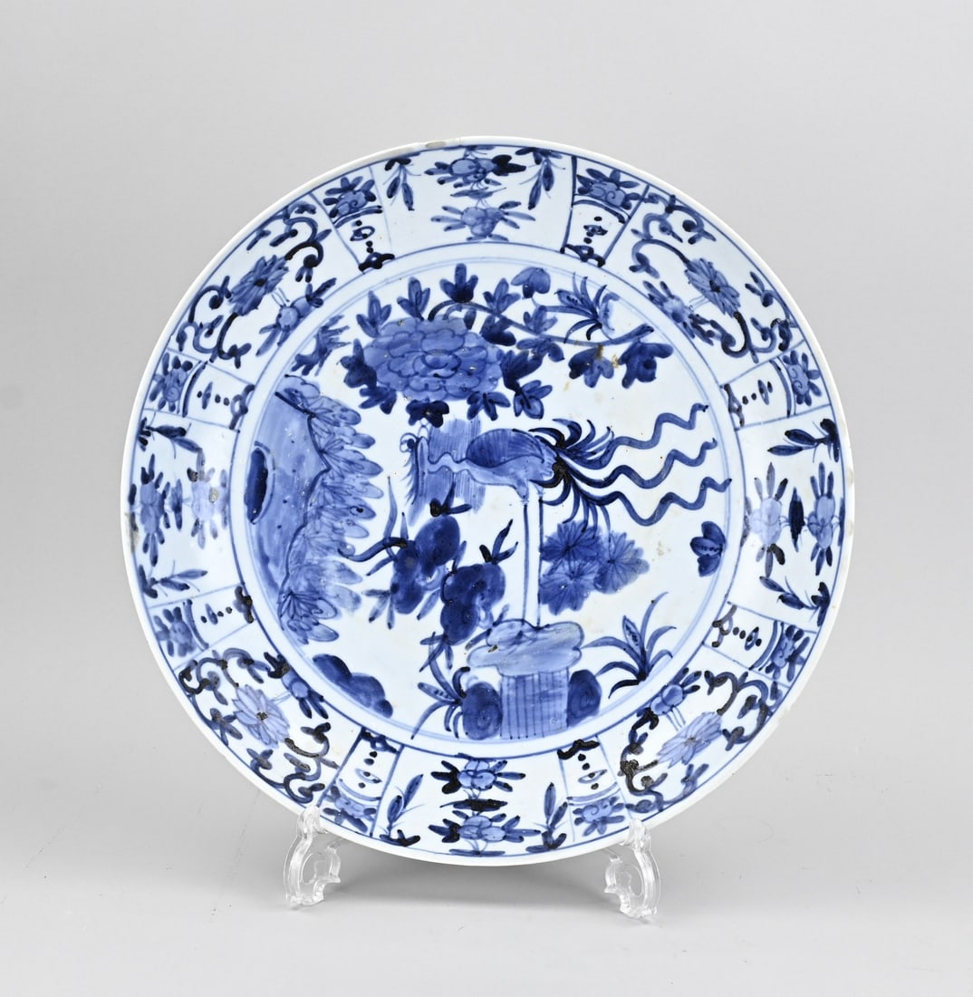 Chinese dish Ø 38.5 cm.: Chinese porcelain dish in 17th-century style, with garden decoration. Dimensions: Ø 38.5 cm. In good condition.