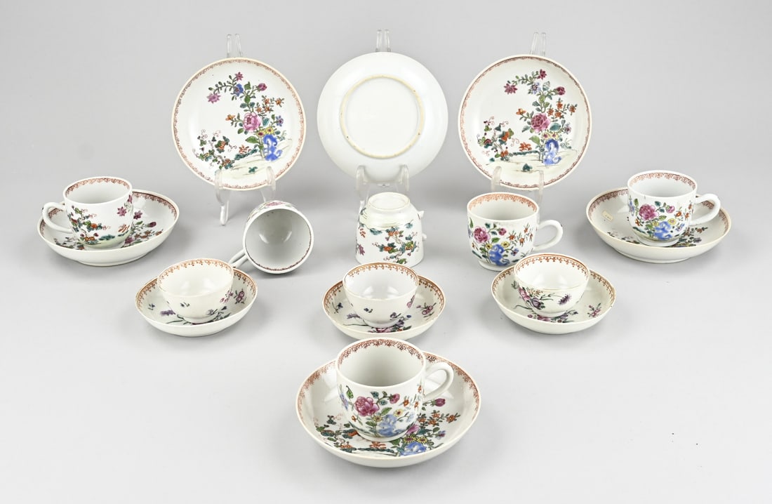 9x Chinese cup + saucer: Lot of nine 18th-century Chinese porcelain family rose cups and saucers, some with handles. Garden decor. One handle is missing. One chip. One hairline crack. Dimensions: 5 x 14 cm. In fair/good