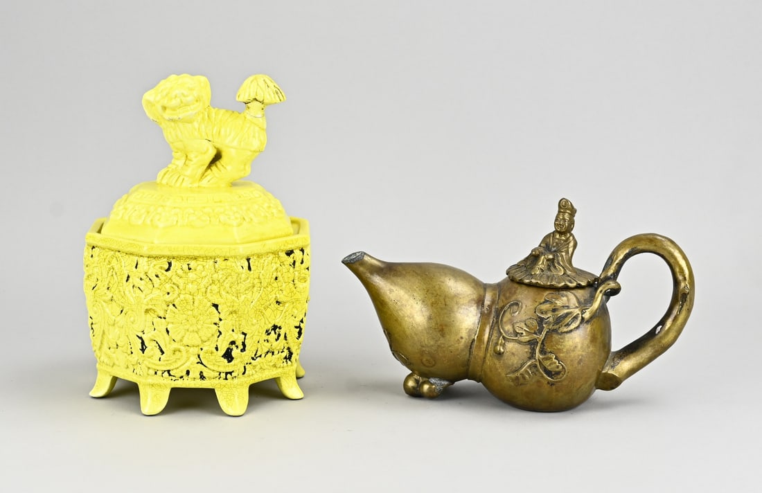 2x Chinese (lidded pot + pouring jug): Two pieces of old China. 1x Glazed octagonal ceramic lidded pot. 1x Bronze gourd-shaped jug, marked. 20th century. Dimensions: 23 - 24 cm. In good condition.