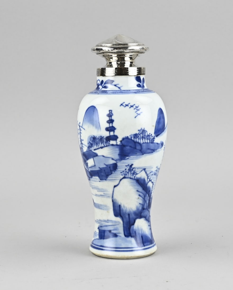 Chinese tea caddy with silver lid: 18th-century Chinese porcelain Cheng Lung tea caddy with landscape decoration and silver mount. Dimensions: H 20.7 cm. In good condition.