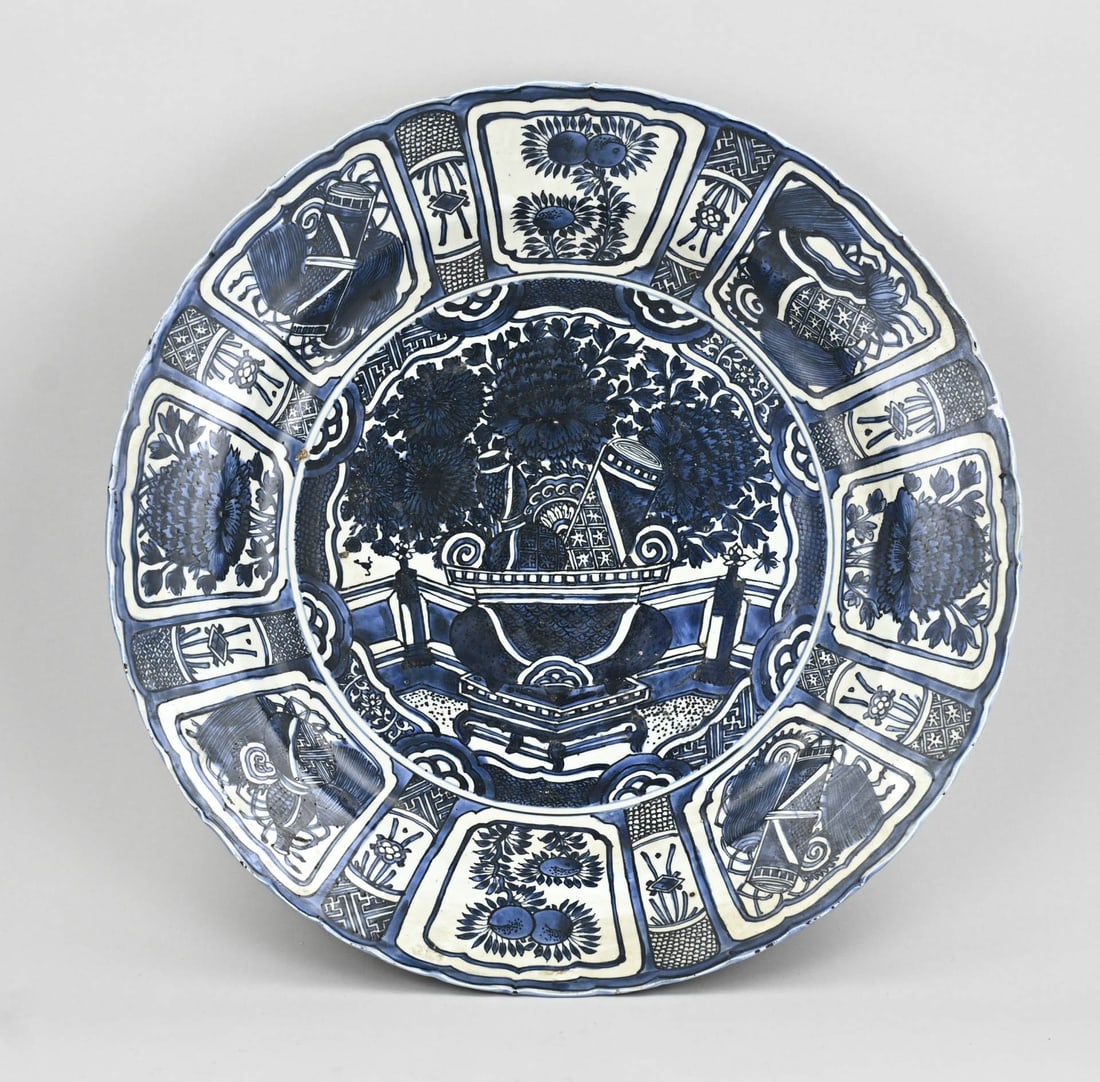 Chinese Wanli dish Ø 51 cm.: Exceptionally large 16th-century Chinese porcelain Wanli dish with garden/precious objects decoration. Contoured rim. Dimensions: Ø 51 cm. In excellent original condition.