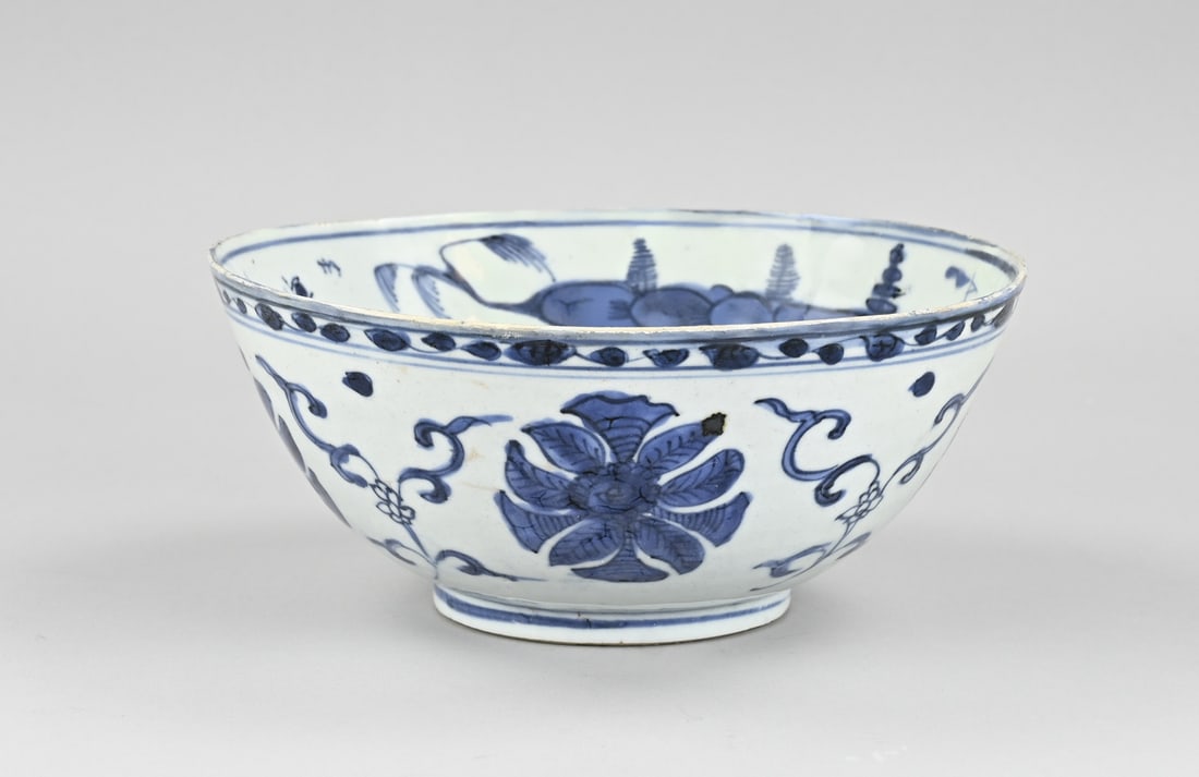 Chinese bowl Ø 21.8 cm.: Large 16th-17th century Chinese porcelain bowl with floral decoration + six-character base mark. Dimensions: H 9.2 - Ø 21.8 cm. Restored. In fair/good condition.