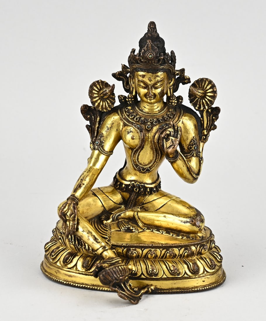 Chinese bronze Buddha, H 19 cm.: Beautifully detailed and gilded Chinese bronze Buddha with floral base mark. 19th century. Wear to the gilding. Dimensions: H 19 cm. In good condition.
