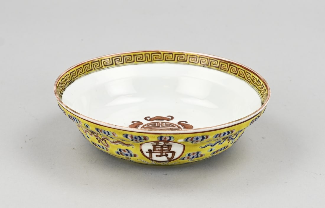 Chinese bowl (yellow) Ø 15.8 cm.: 19th-century Chinese porcelain deep bowl/dish with symbols + bats + gold decoration. Six-character base mark. Dimensions: H 4.5 - Ø 15.8 cm. In good condition.
