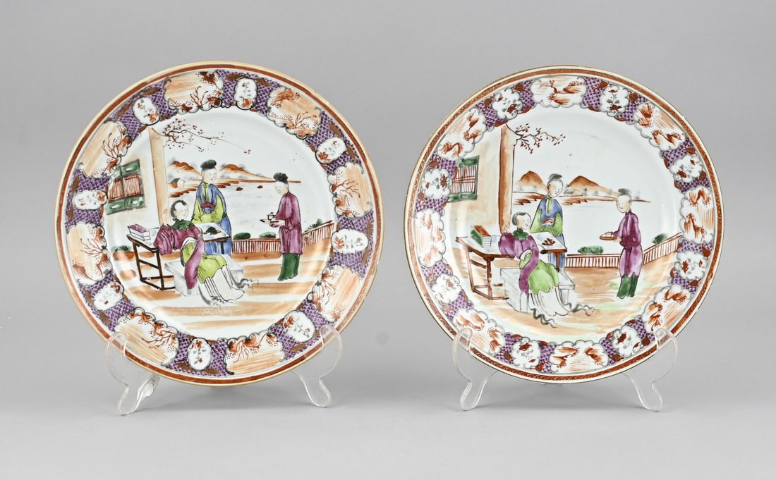 2x Chinese plate Ø 23.2 cm.: Two 18th-century Chinese porcelain Rose Family plates with mandarin/gold decoration. One plate has a minimal chip. Dimensions: Ø 23.2 cm. In good condition.