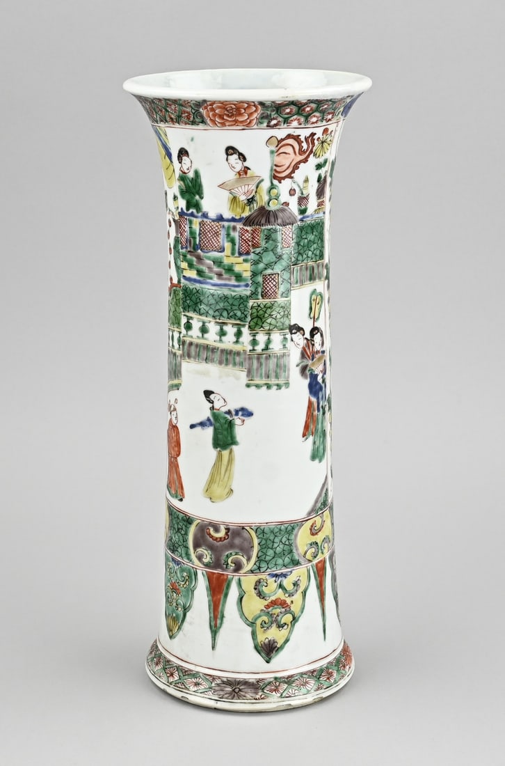 18th-century Kang Xi vase, H 35 cm.: 18th-century Chinese porcelain family verte, Kang Xi vase with figures/floral decoration. Dimensions: H 35 cm. Chips on the bottom rim. In fair/good condition.
