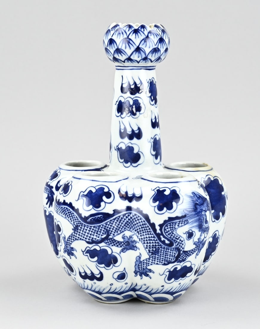 Chinese tulip vase: Old Chinese porcelain tulip vase with dragon decoration. Four-character base mark. Dimensions: H 23 cm. In good condition.