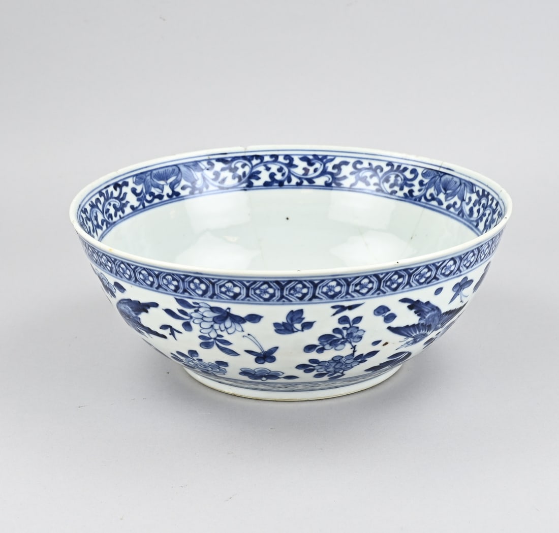 Chinese bowl Ø 30.2 cm.: Large 18th-century Chinese porcelain bowl with peony and bird decoration. Dimensions: H 12 x Ø 30.2 cm. Rim damage + hairline cracks. In reasonable condition.