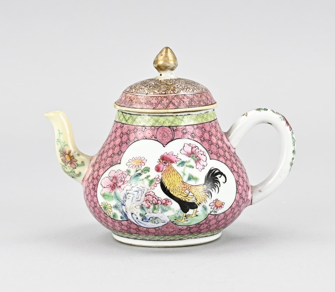 Chinese teapot Ø 9 cm.: 18th-century Chinese porcelain Young Cheng Chicken teapot. Dimensions: 11.2 x 13.5 x Ø 9 cm. Restored. In good condition.