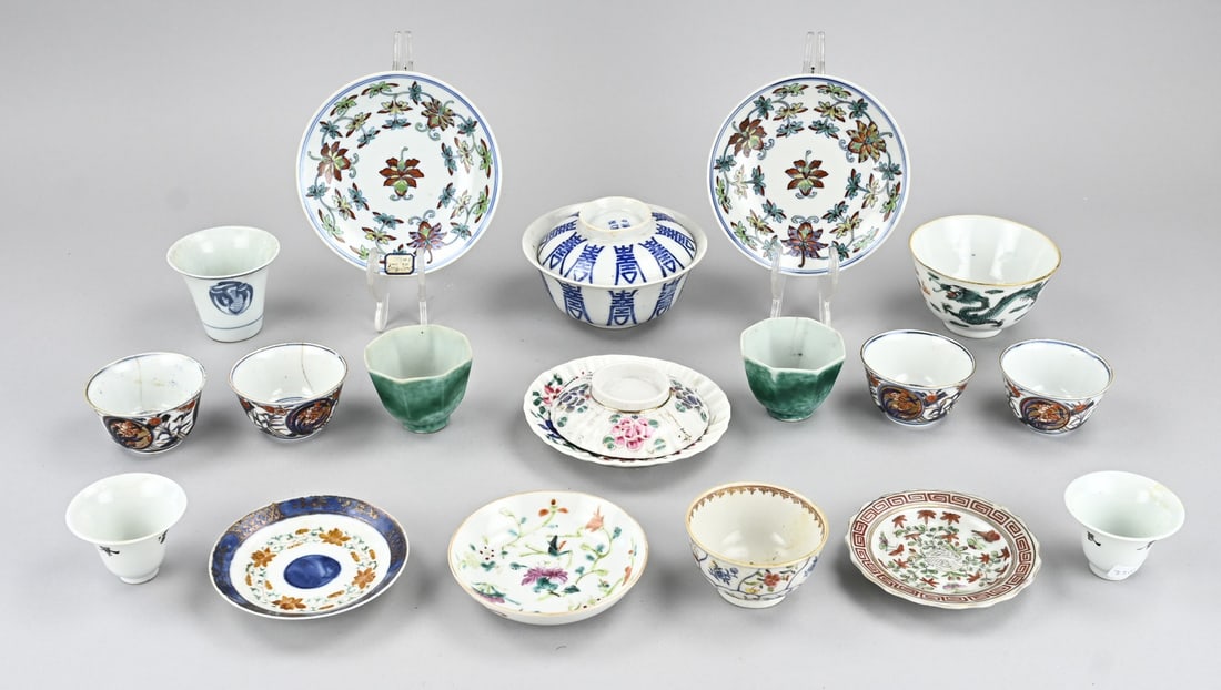 Lot of Chinese/Japanese cups + saucers: 18x Various antique Chinese/Japanese cups and saucers. Including: Familie Rose, Imari, Familie Verte, etc. Six bowls with hairline cracks. Twelve pieces in good condition. Size: 6 - 12 cm. In