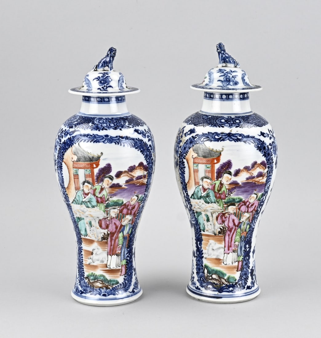 2x Chinese lidded vase, H 30 cm.: Two 18th-century Chinese porcelain lidded vases with mandarin figures and gold decoration. Dimensions: H 30 cm. In good condition.