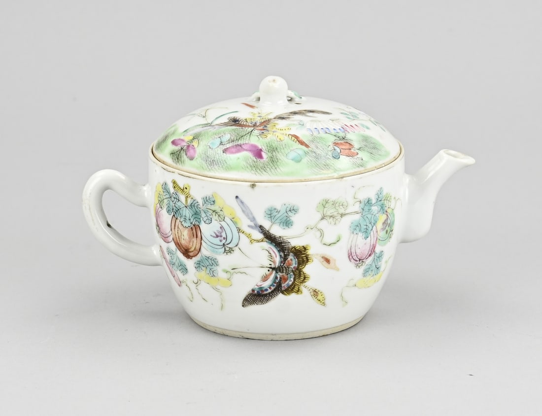 Chinese stew: 19th-century Chinese porcelain family teapot with fruit/butterfly decoration. Dimensions: 11 x 15.5 x 10 cm. In good condition.