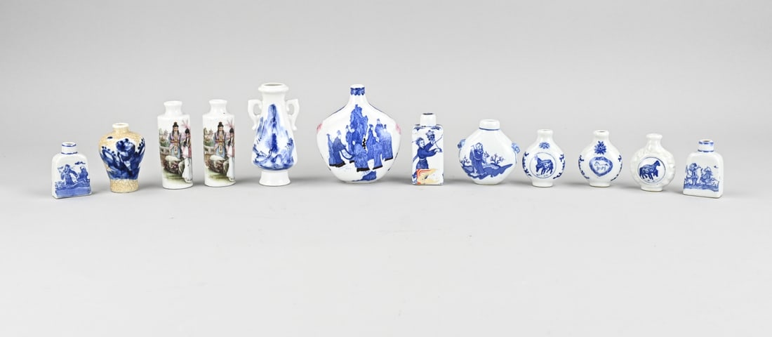 Lot of small Chinese vases (12x): Twelve various small old Chinese vases. Dimensions: 5 - 11 cm. In good condition.
