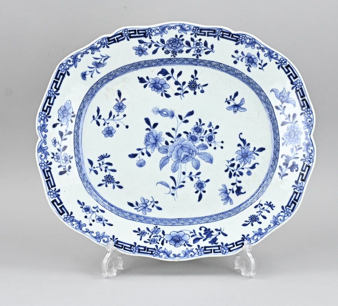 Chinese serving dish, 41 x 35 cm.: Chinese porcelain Cheng Lung serving dish with floral decoration and contoured rim. Dimensions: 41 x 35 cm. In good condition.