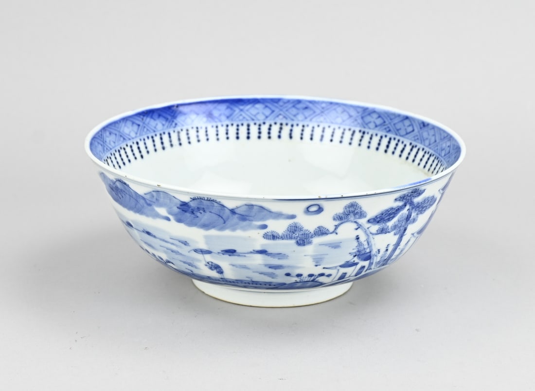 Chinese bowl Ø 20.6 cm.: 19th-century Chinese porcelain bowl with figures and pagodas in a landscape decoration. Dimensions: H 8.3 x Ø 20.6 cm. In good condition.