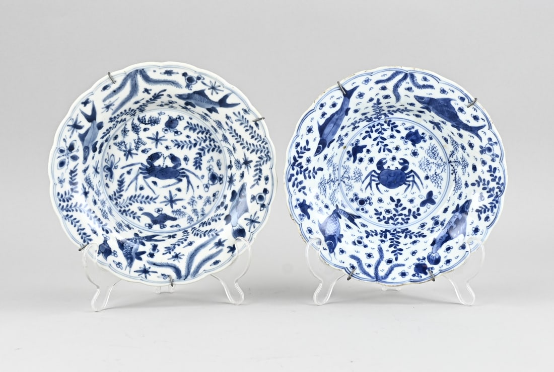2x Chinese plate Ø 20.2 cm.: Two 18th-century Chinese Kang Xi porcelain deep plates with crab and perch decoration. Contoured. One plate glued. One plate has a single chip. Dimensions: Ø 20.2 cm. In fair/reasonable condition.